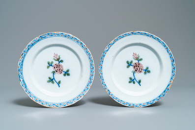 Une paire de plats &agrave; d&eacute;cor de chinoiserie et une paire d'assiettes &agrave; d&eacute;cor de roses en fa&iuml;ence de Delft, 18&egrave;me