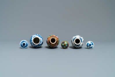 Cinq vases en porcelaine de Chine en bleu et blanc dont un surd&eacute;cor&eacute;, Kangxi