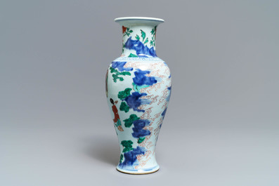 Un vase en porcelaine de Chine wucai &agrave; d&eacute;cor d'immortels, &eacute;poque Transition