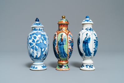 Cinq vases en porcelaine de Chine en bleu et blanc dont un surd&eacute;cor&eacute;, Kangxi