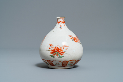 A Kakiemon-style Dutch-decorated bottle vase, Japan, Edo, 17/18th C.