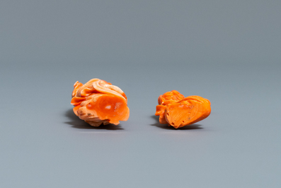 Twee Chinese figuren van dames in rood koraal, 19/20e eeuw
