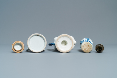 Drie Chinese blauw-witte kannen, een theepot en een vaas met montuur, Kangxi/Qianlong