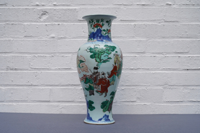 Un vase en porcelaine de Chine wucai &agrave; d&eacute;cor d'immortels, &eacute;poque Transition
