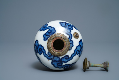 A Chinese blue and white Vietnamese market 'Bleu de Hue' water pipe, 18/19th C.