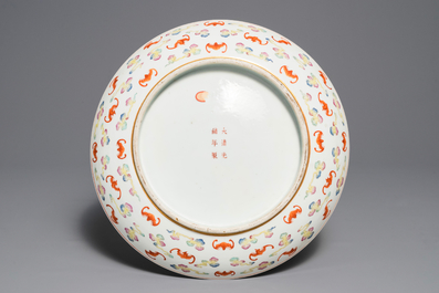Un plat en porcelaine de Chine famille rose &agrave; d&eacute;cor de '100 chauve-souris', marque et &eacute;poque de Guangxu