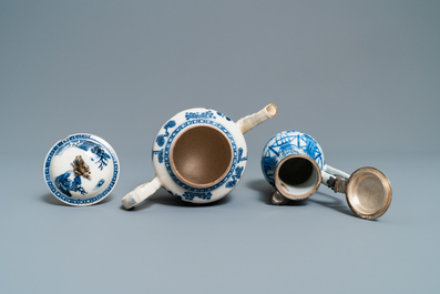 Drie Chinese blauw-witte kannen, een theepot en een vaas met montuur, Kangxi/Qianlong