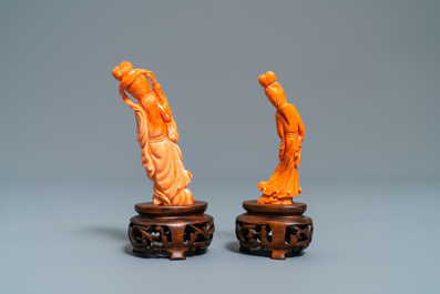 Twee Chinese figuren van dames in rood koraal, 19/20e eeuw