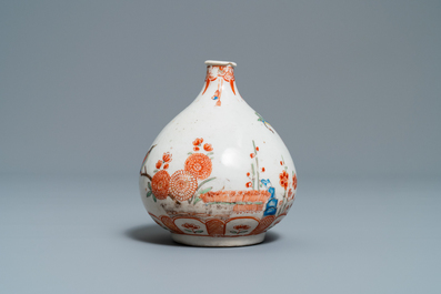A Kakiemon-style Dutch-decorated bottle vase, Japan, Edo, 17/18th C.