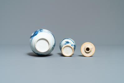 Cinq vases en porcelaine de Chine en bleu et blanc dont un surd&eacute;cor&eacute;, Kangxi