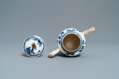Drie Chinese blauw-witte kannen, een theepot en een vaas met montuur, Kangxi/Qianlong