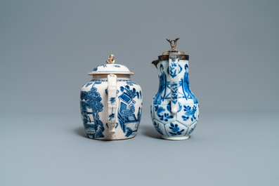 Drie Chinese blauw-witte kannen, een theepot en een vaas met montuur, Kangxi/Qianlong