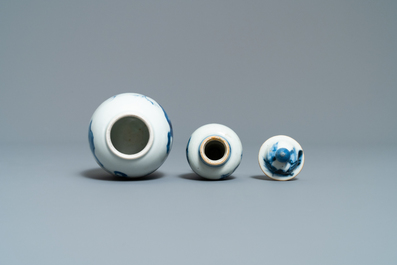 Cinq vases en porcelaine de Chine en bleu et blanc dont un surd&eacute;cor&eacute;, Kangxi