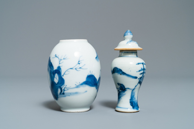 Cinq vases en porcelaine de Chine en bleu et blanc dont un surd&eacute;cor&eacute;, Kangxi