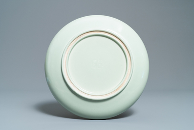 Un plat en porcelaine de Chine c&eacute;ladon monochrome en forme de Chrysanthe, Jingdezhen, dat&eacute; 1954