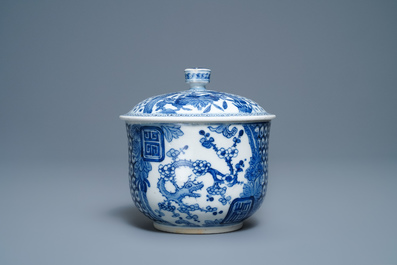 Un bol couvert en porcelaine de Chine 'Bleu de Hue' pour le Vietnam, 19&egrave;me