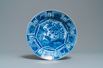 Une paire de plats &agrave; d&eacute;cor de chinoiserie et une paire d'assiettes &agrave; d&eacute;cor de roses en fa&iuml;ence de Delft, 18&egrave;me