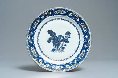 Een paar Chinese blauw-witte vergulde schotels, Qianlong