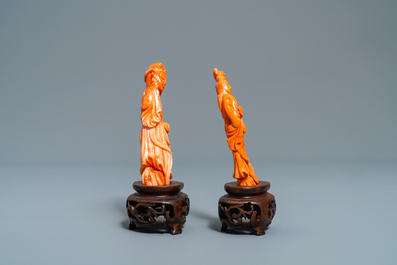 Twee Chinese figuren van dames in rood koraal, 19/20e eeuw