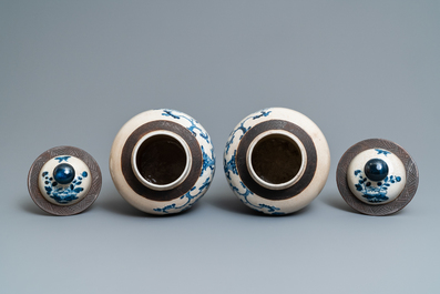 Une paire de vases couverts en porcelaine de Chine en bleu et blanc dite 'de Nankin', 19&egrave;me