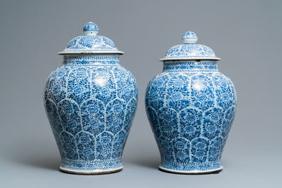 Une paire de vases couverts en porcelaine de Chine en bleu et blanc, Kangxi