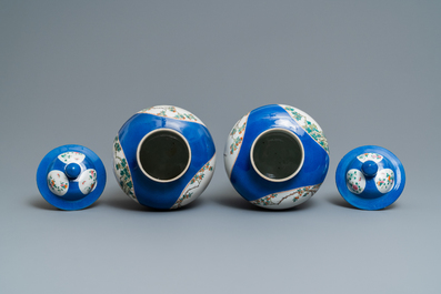 Une paire de vases couverts en porcelaine de Chine famille rose, marque de Kangxi, 19&egrave;me