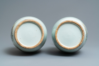 Une paire de vases en porcelaine de Chine famille rose &agrave; d&eacute;cor de dames et gar&ccedil;ons dans un jardin, 19/20&egrave;me