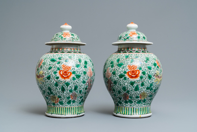 Une paire de vases couverts en porcelaine de Chine wucai &agrave; d&eacute;cor de lions bouddhistes, 19/20&egrave;me