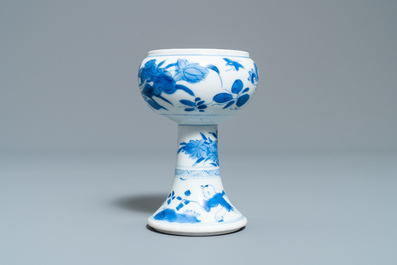 Een Chinese blauw-witte stem bowl, Kangxi