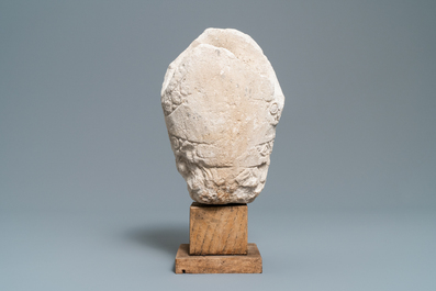 Une t&ecirc;te d'&eacute;v&ecirc;que en pierre sculpt&eacute;e, France, 14/15&egrave;me