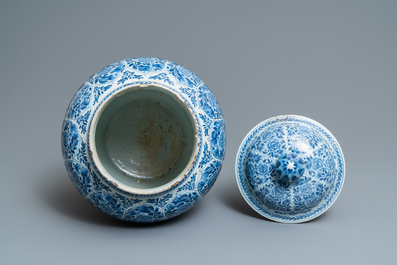 Une paire de vases couverts en porcelaine de Chine en bleu et blanc, Kangxi