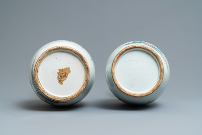 Une paire de vases en porcelaine de Chine famille rose &agrave; d&eacute;cor de dames et gar&ccedil;ons dans un jardin, 19/20&egrave;me