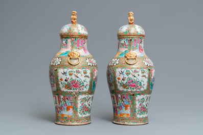 Une paire de vases couverts en porcelaine de Chine famille rose de Canton, 19&egrave;me