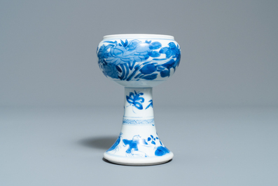 Een Chinese blauw-witte stem bowl, Kangxi