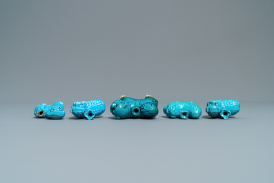 Neuf figures et compte-gouttes en porcelaine de Chine turquoise monochrome, Kangxi et apr&egrave;s