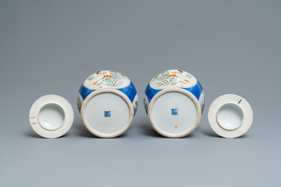 Une paire de vases couverts en porcelaine de Chine famille rose, marque de Kangxi, 19&egrave;me