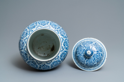 Une paire de vases couverts en porcelaine de Chine en bleu et blanc, Kangxi