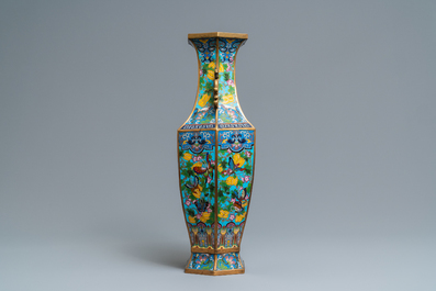 Un vase de forme hexagonale en &eacute;maux cloisonn&eacute;s, marque de Xuande, 19&egrave;me