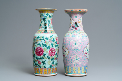 Deux vases en porcelaine de Chine famille rose pour le march&eacute; Straits ou Peranakan, 19&egrave;me