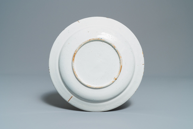Une paire de plats &agrave; d&eacute;cor de chinoiserie et une paire d'assiettes &agrave; d&eacute;cor de roses en fa&iuml;ence de Delft, 18&egrave;me