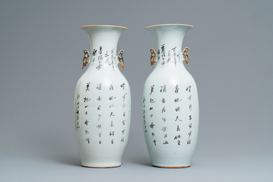 Une paire de vases en porcelaine de Chine famille rose &agrave; d&eacute;cor de dames et gar&ccedil;ons dans un jardin, 19/20&egrave;me