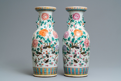 Une paire de vases en porcelaine de Chine famille rose &agrave; d&eacute;cor d'oiseaux parmi branches fleuries, 19&egrave;me