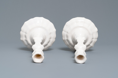 Een set van zes monochrome witte aardewerken kandelaars, Frankrijk, 18e eeuw