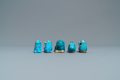 Neuf figures et compte-gouttes en porcelaine de Chine turquoise monochrome, Kangxi et apr&egrave;s