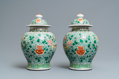 Une paire de vases couverts en porcelaine de Chine wucai &agrave; d&eacute;cor de lions bouddhistes, 19/20&egrave;me
