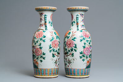 Une paire de vases en porcelaine de Chine famille rose &agrave; d&eacute;cor d'oiseaux parmi branches fleuries, 19&egrave;me
