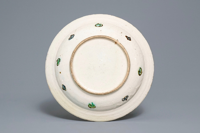 Un plat polychrome en c&eacute;ramique d'Iznik &agrave; d&eacute;cor floral, Turquie, vers 1600