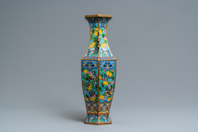 Un vase de forme hexagonale en &eacute;maux cloisonn&eacute;s, marque de Xuande, 19&egrave;me
