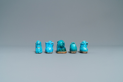 Neuf figures et compte-gouttes en porcelaine de Chine turquoise monochrome, Kangxi et apr&egrave;s