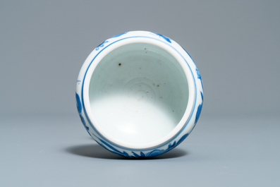 Een Chinese blauw-witte stem bowl, Kangxi